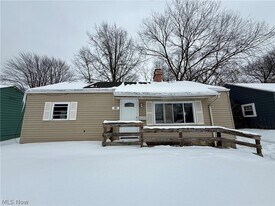 883 Kickapoo Ave in Akron, OH - Building Photo