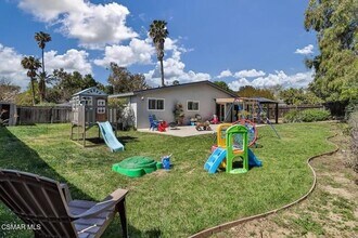 557 E Gainsborough Rd in Thousand Oaks, CA - Building Photo - Building Photo
