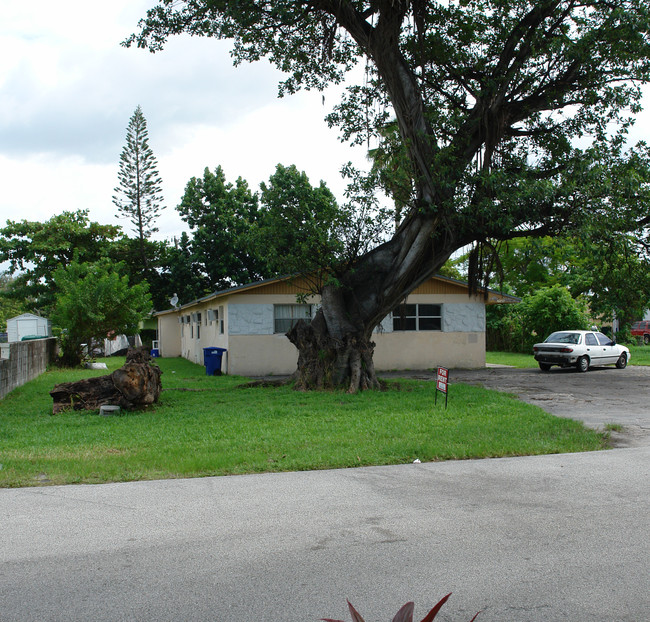 2549 NE 191st St in Miami, FL - Building Photo - Building Photo