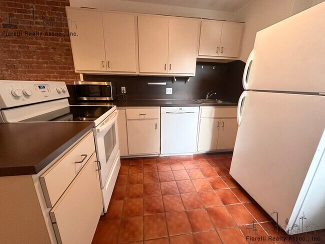 40 Lewis St, Unit 2 in Boston, MA - Building Photo - Building Photo