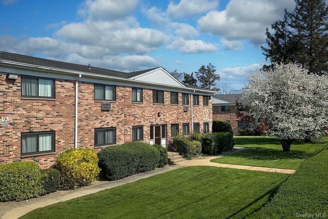 21 Brentwood Rd in Bay Shore, NY - Building Photo