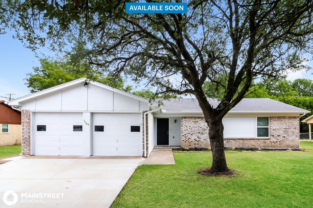 1105 Trammell Dr in Benbrook, TX - Building Photo