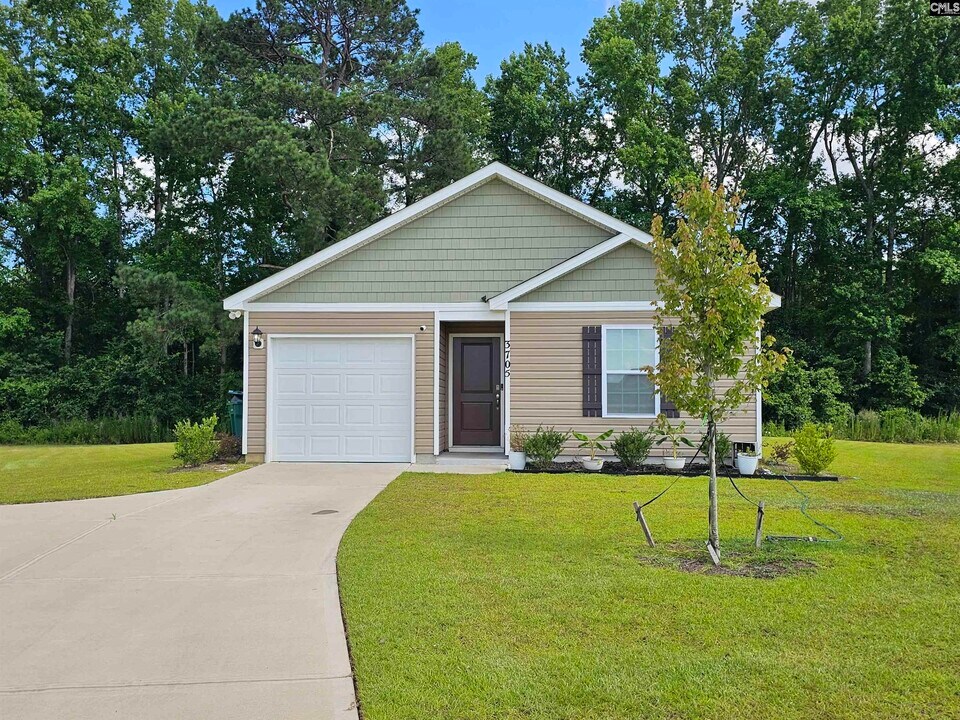 3705 Stallion Dr in Sumter, SC - Building Photo