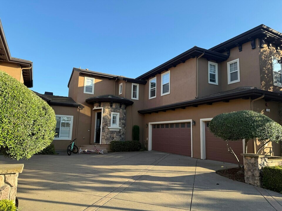1360 Red Maple Ln in San Jose, CA - Foto de edificio