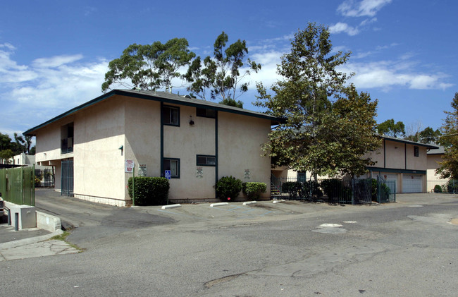 Chinaberry Apartments in San Marcos, CA - Foto de edificio - Building Photo