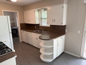 8211 Rockwood Ln in Austin, TX - Building Photo - Building Photo