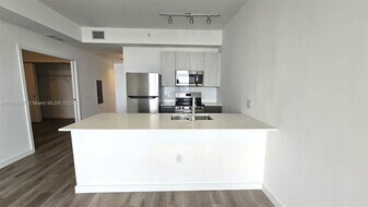 1642 NE 1st Ave in Miami, FL - Building Photo