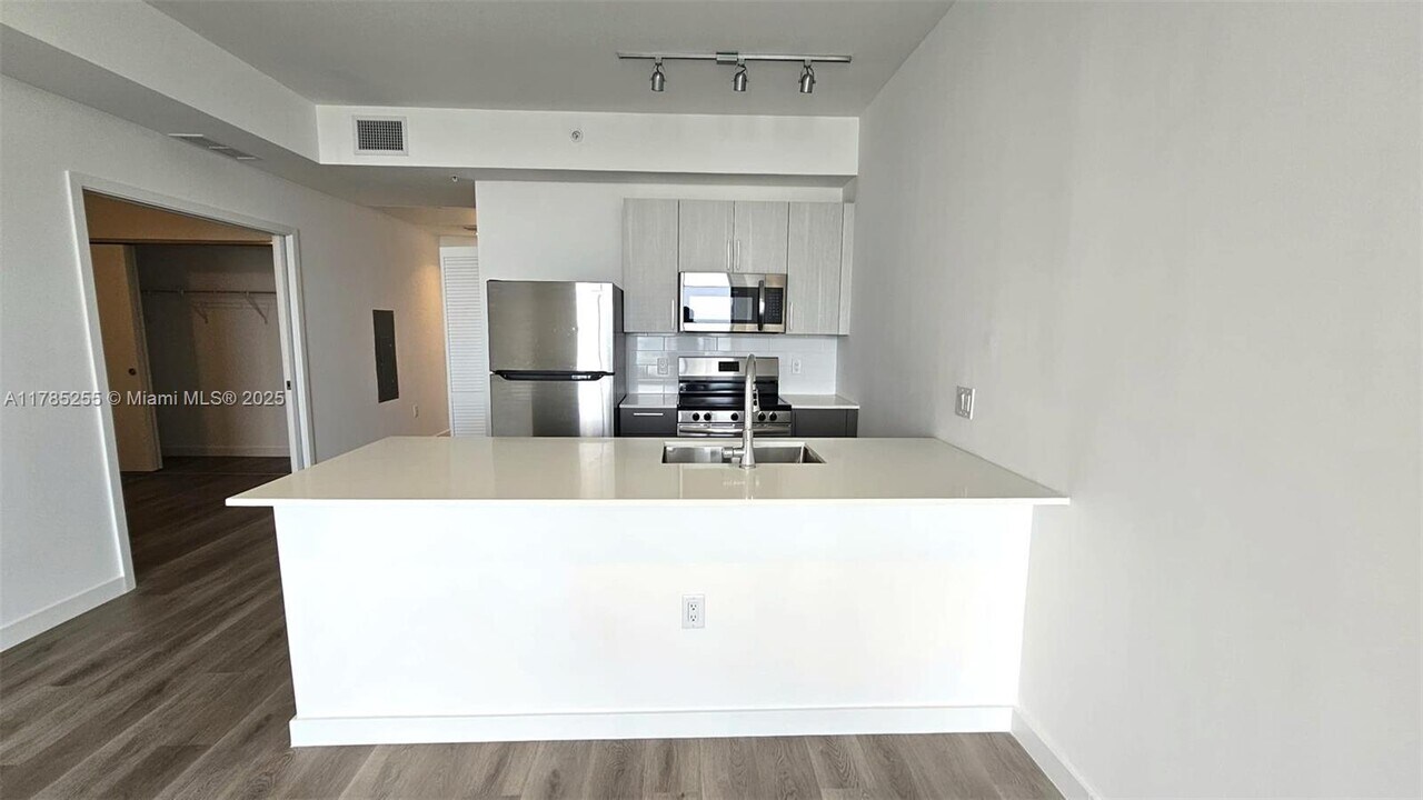 1642 NE 1st Ave in Miami, FL - Foto de edificio