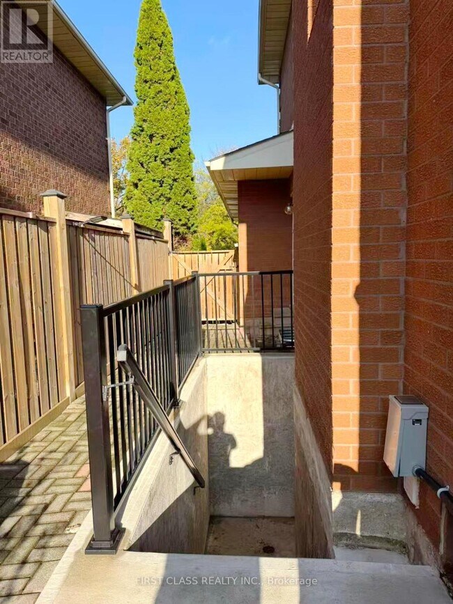 1200 Rushbrooke Dr in Oakville, ON - Building Photo - Building Photo