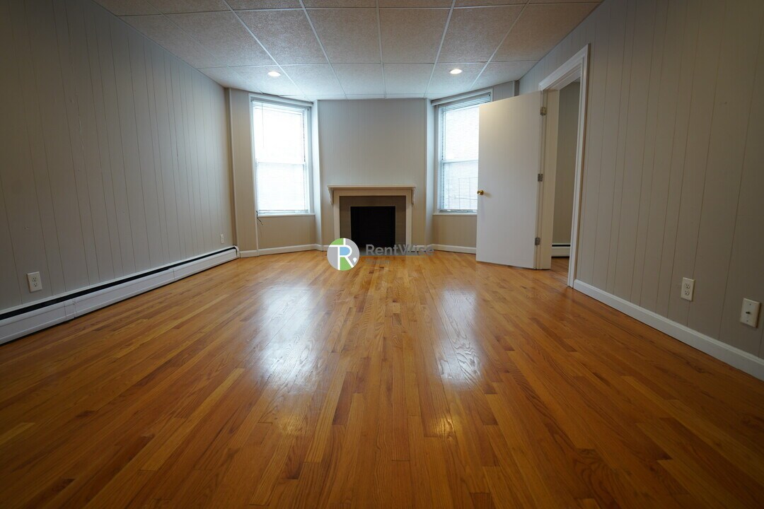 1055 Beacon St in Brookline, MA - Building Photo
