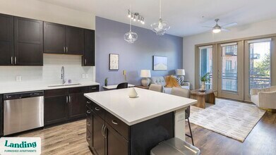 5005 Galleria Dr in Farmers Branch, TX - Foto de edificio - Building Photo