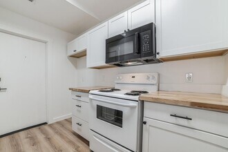 214 Sailmaster St, Unit B in Lakeway, TX - Building Photo - Building Photo