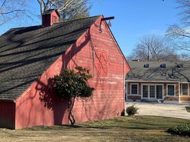 8325 Main Rd in East Marion, NY - Foto de edificio - Building Photo