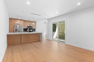 1127 16th St, Unit E in Santa Monica, CA - Building Photo - Building Photo