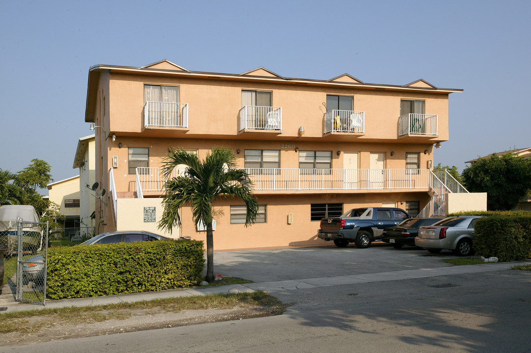 2260 W 53rd St in Hialeah, FL - Building Photo