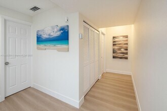 5112 NW 79th Ave in Doral, FL - Foto de edificio - Building Photo