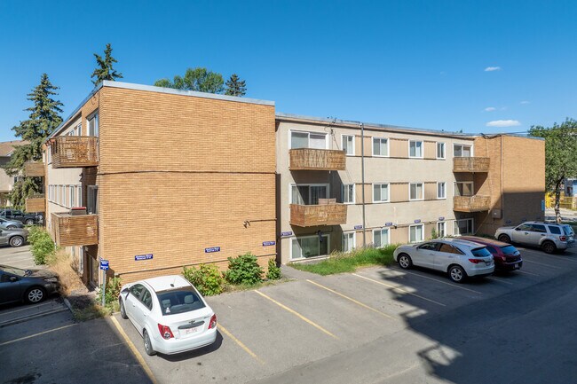 Gladstone Manor in Calgary, AB - Building Photo - Building Photo