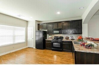 49 Woodland Hills Dr, Unit B in Conroe, TX - Building Photo - Building Photo