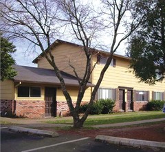 Mountain View Townhomes in Wood Village, OR - Building Photo - Building Photo