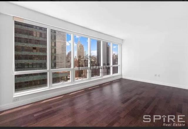 350 W 42nd St in New York, NY - Building Photo - Building Photo