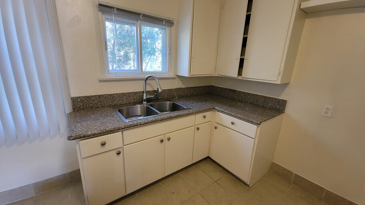424 W Imperial Ave in El Segundo, CA - Building Photo