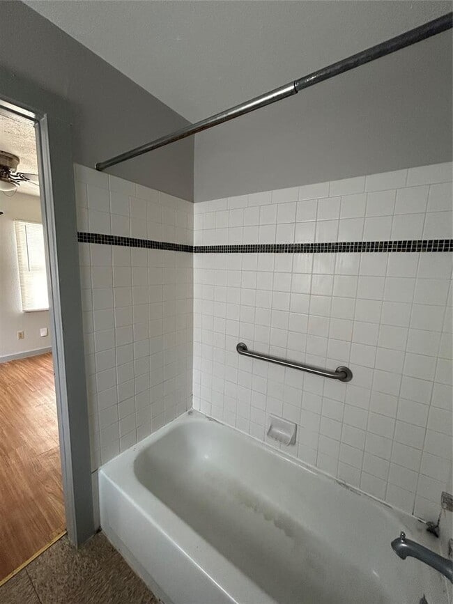 1107 Pine St in Bastrop, TX - Building Photo - Building Photo