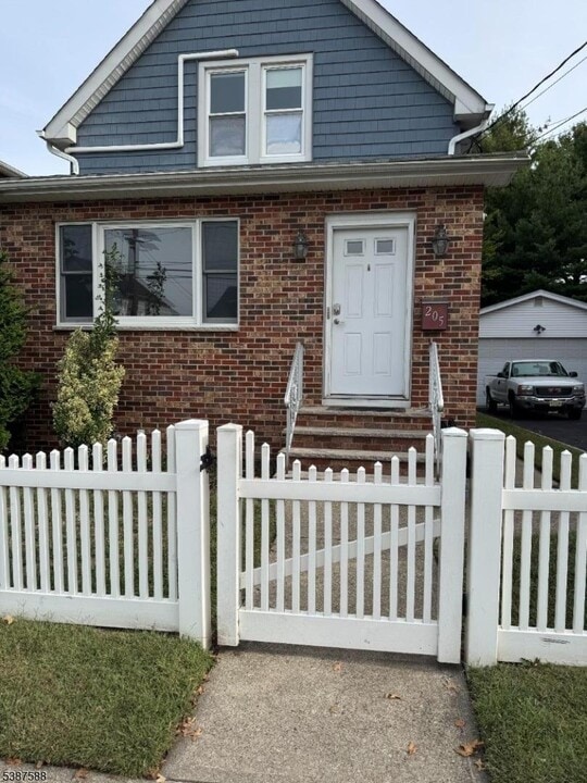 205 Valley Brook Ave in Lyndhurst, NJ - Foto de edificio
