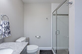 301 Glen Forest Dr in Manchester, NH - Building Photo - Building Photo