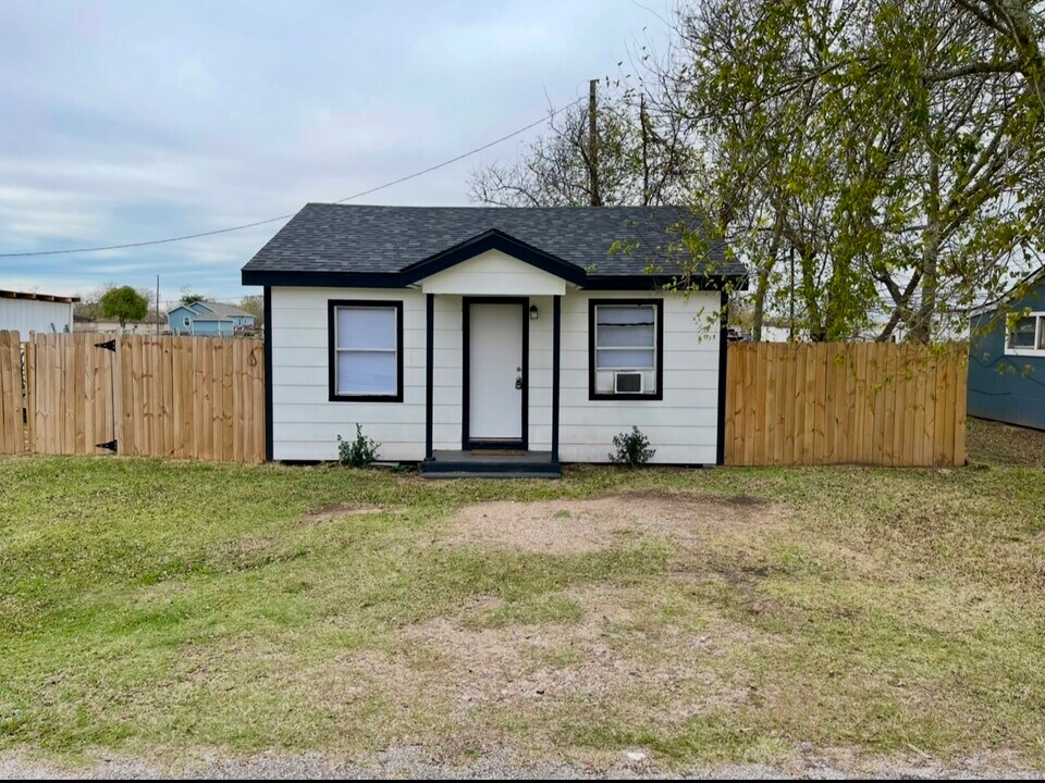 1905 N Avenue Q in Freeport, TX - Building Photo