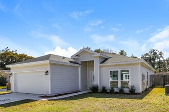 1507 Julia St in Green Cove Springs, FL - Foto de edificio - Building Photo