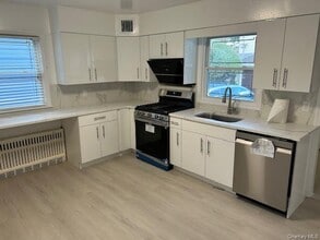 185 Emerson Pl in Valley Stream, NY - Building Photo - Building Photo