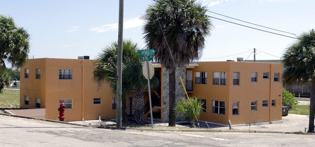 614 Avenue I in Fort Pierce, FL - Foto de edificio - Building Photo