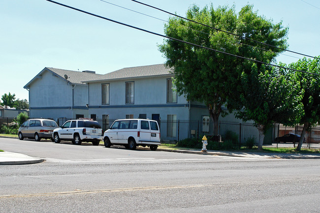 4606 E Andrews Ave in Fresno, CA - Foto de edificio - Building Photo