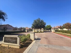 2455 E Marquise Ct in Fresno, CA - Building Photo