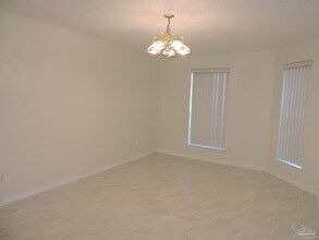1913 Gulf Bay Ln in Pensacola, FL - Foto de edificio - Building Photo