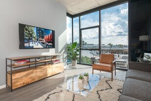 2213 N Washtenaw Ave in Chicago, IL - Building Photo