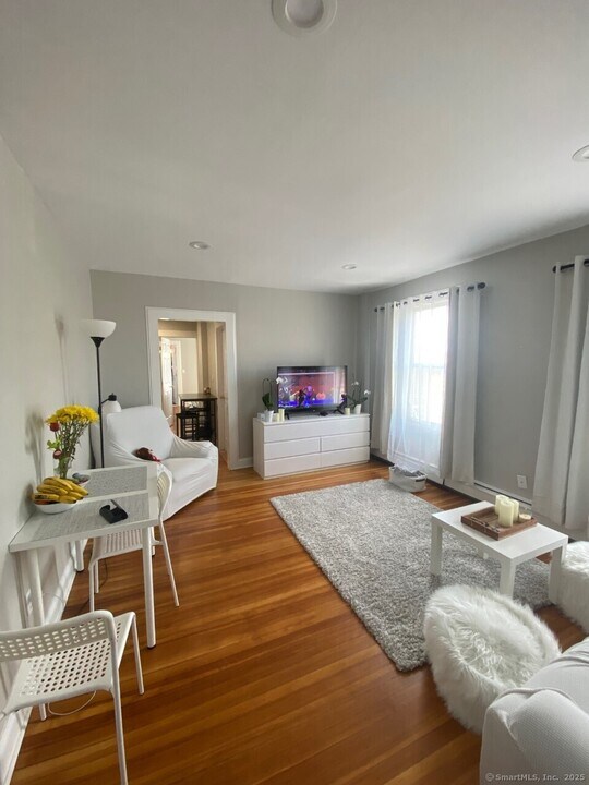 221 Park Rd in West Hartford, CT - Building Photo