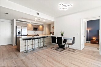 121 NE 34th St, Unit 2807 in Miami, FL - Foto de edificio - Building Photo
