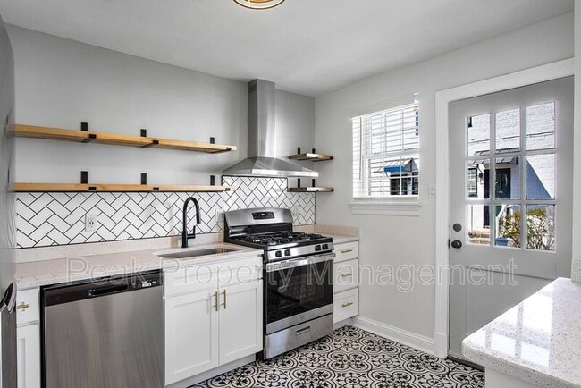 property at 402 S Ctr