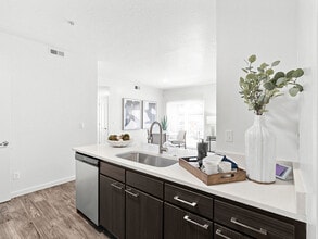 Wilshire Place in West Jordan, UT - Foto de edificio - Building Photo