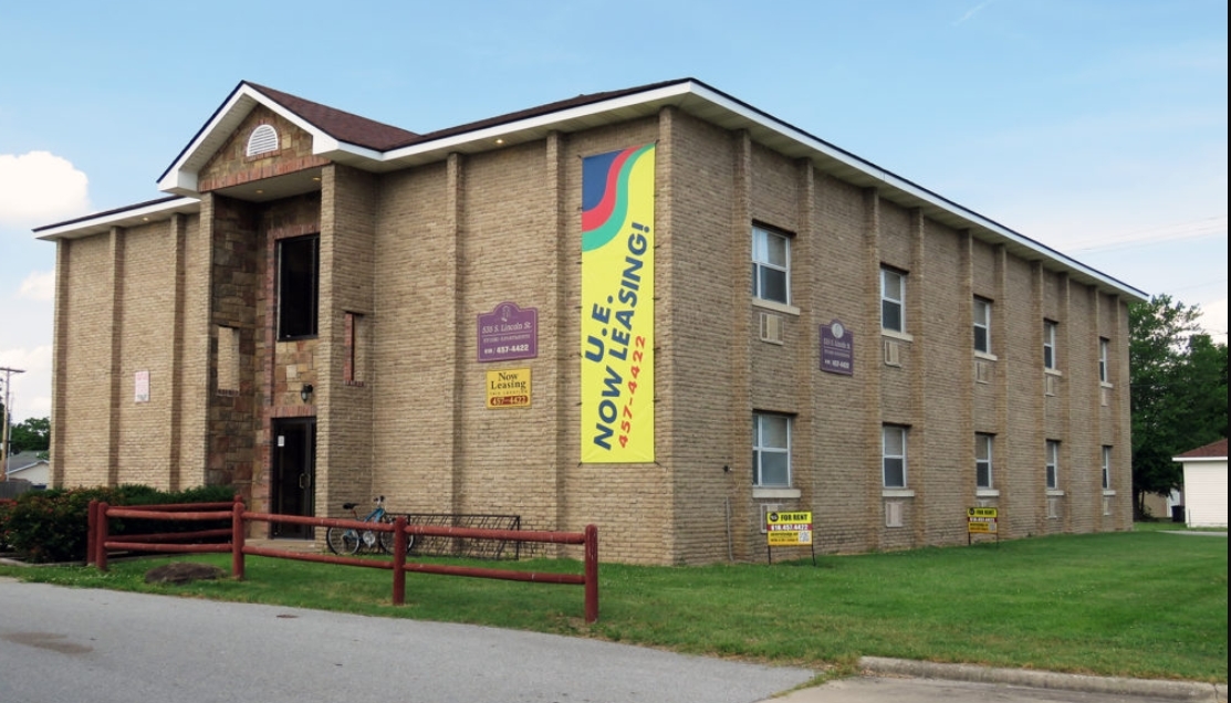 Lincoln Studio Apartments in Carbondale, IL - Building Photo