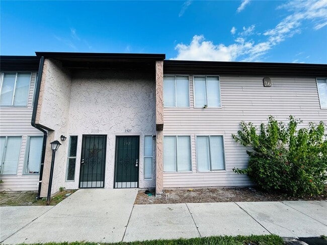 property at 1925 Ludlow Ln