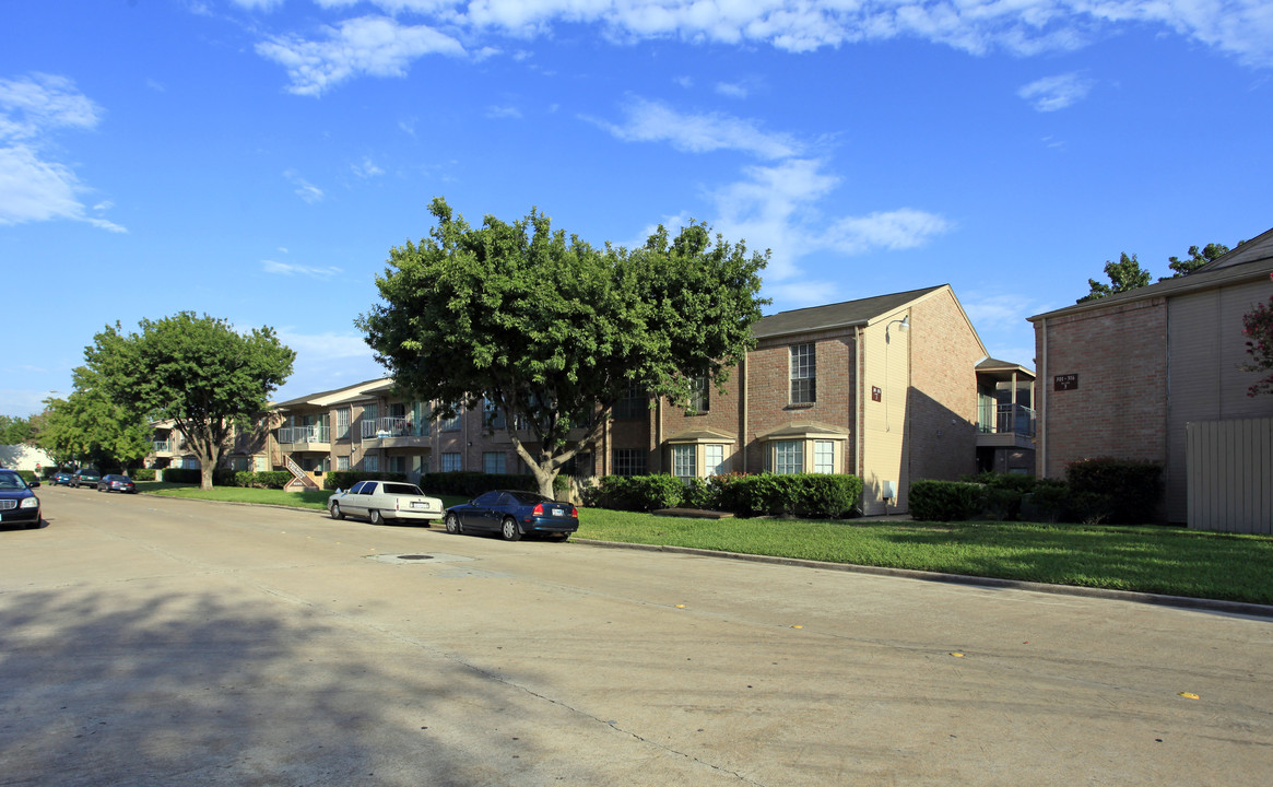 Westwood Triangle Apartments in Houston, TX - Building Photo