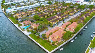 1060 Lake Shore Dr in West Palm Beach, FL - Building Photo - Building Photo