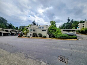 7517 Old Redmond Rd in Redmond, WA - Foto de edificio - Building Photo