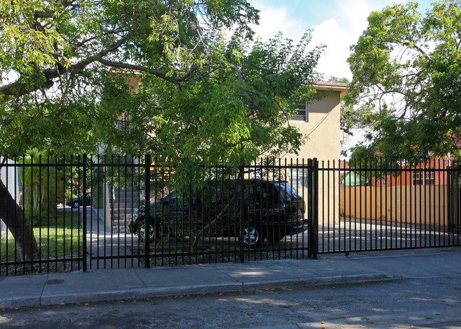 251 NW 30th St in Miami, FL - Foto de edificio - Building Photo