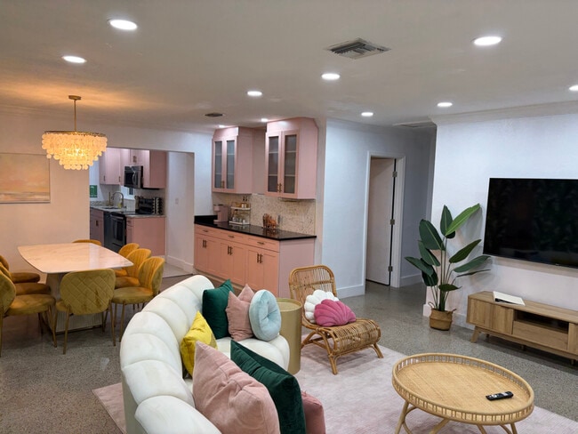 305 NE 27th St in Wilton Manors, FL - Foto de edificio - Building Photo