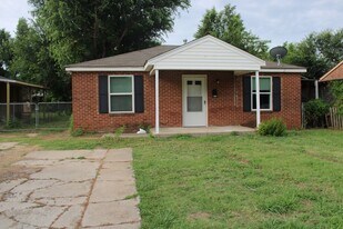514 E Douglas Dr in Midwest City, OK - Building Photo