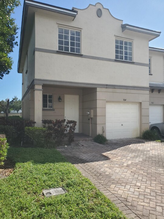 2002 Nassau Dr in West Palm Beach, FL - Building Photo