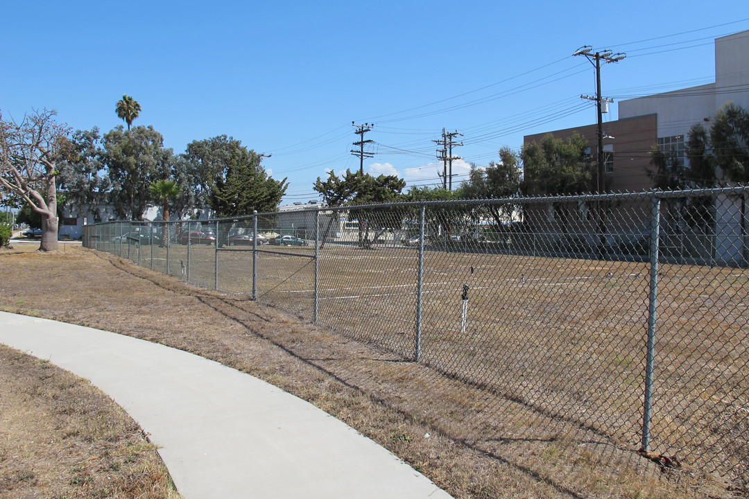 9619 Belford Ave in Los Angeles, CA - Building Photo